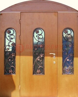 Парадная дверь со стеклянными вставками и ковкой ДПР-28 в общественное здание в Пскове