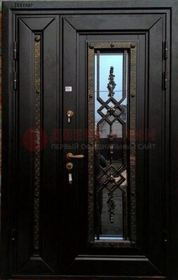Парадная дверь со стеклом и ковкой ДПР-39 для квартиры в Пскове