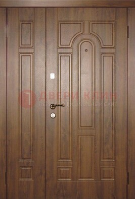 Двухстворчатая коричневая парадная дверь ДПР-48 в Пскове
