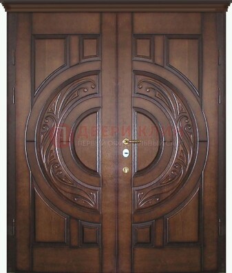 Утепленная коричневая стальная парадная дверь ДПР-51 в Пскове