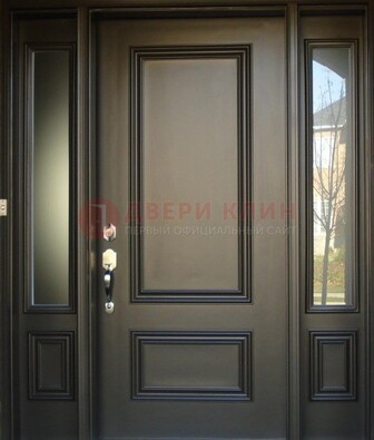 Парадная дверь с отделкой массив ДПР-65 в загородный дом в Пскове
