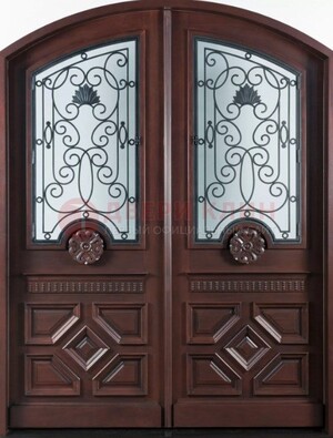 Арочная коричневая парадная дверь ДПР-66 в Пскове