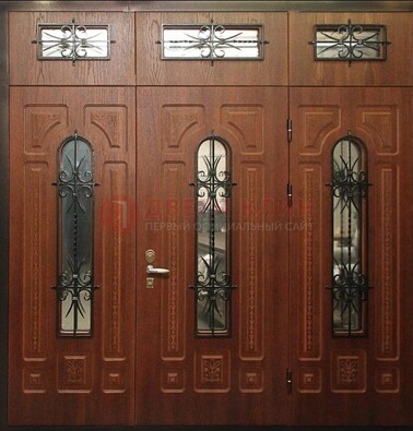 Парадная дверь с металлическими вставками и ковкой ДПР-72 в дом в Пскове