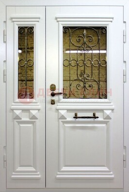 Белая парадная металлическая дверь со стеклом и ковкой ДПР-83 в Пскове