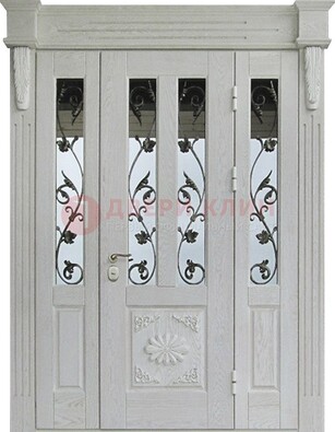 Входная парадная дверь со стеклом и ковкой в белом цвете ДПР-93 в Пскове