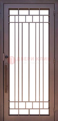 Стальная решетчатая дверь в коричневом цвете ДР-12 в Пскове
