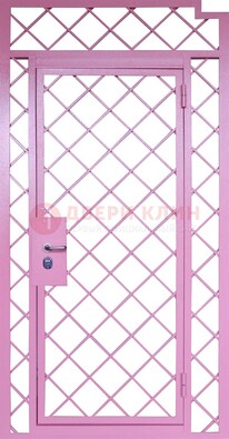Розовая металлическая решетчатая дверь ДР-15 в Пскове