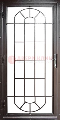 Темная металлическая решетчатая дверь ДР-22 в Пскове