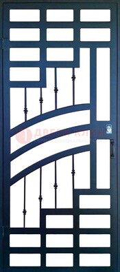 Современная металлическая решетчатая дверь ДР-38 в Пскове