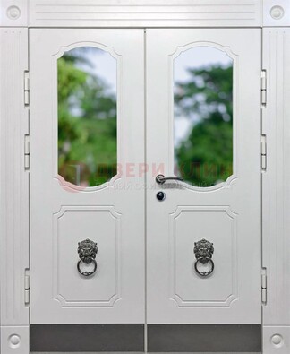 Белая двухстворчатая железная дверь со стеклом ДС-22 в Пскове