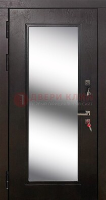 Коричневая железная дверь со стеклом для дома ДС-23 в Пскове