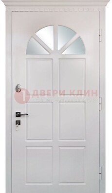Светлая железная дверь со стеклом ДС-29 в Пскове
