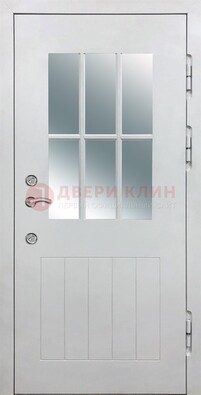 Белая уличная дверь со стеклом ДС-30 в Пскове