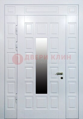Белая входная дверь с МДФ панелью и стеклом ДС-56 в Пскове