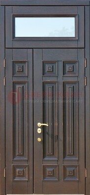 Коричневая двухстворчатая металлическая дверь со стеклом ДС-62 в Пскове