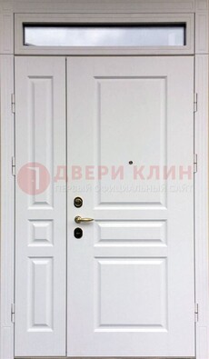 Белая двухстворчатая металлическая дверь со стеклом ДС-63 в Пскове