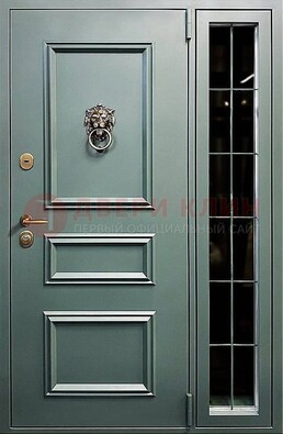 Зелёная металлическая дверь со стеклом ДС-65 в Пскове