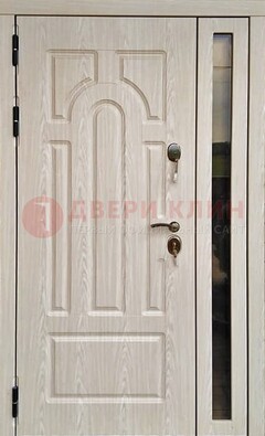 Белая металлическая дверь со стеклом ДС-68 в Пскове