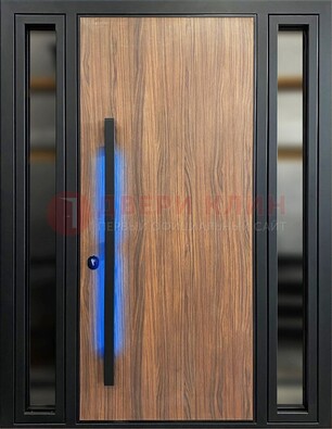 Коричневая металлическая дверь со стеклом ДС-69 в Пскове