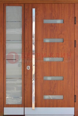 Коричневая металлическая дверь со стеклом ДС-72 в Пскове