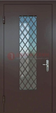 Темная металлическая дверь с решеткой и стеклом ДС-7 в Пскове