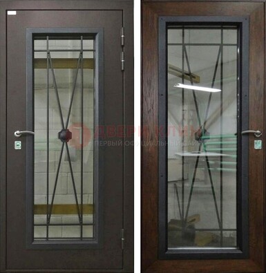 Коричневая железная дверь со стеклом для частного дома ДС-8 в Пскове