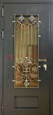 Одностворчатая железная дверь со стеклом и ковкой для дома ДСК-101 в Пскове