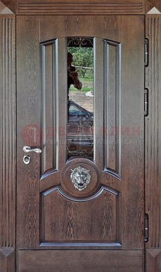 Коричневая уличная дверь со стеклом и ковкой ДСК-107 в Пскове