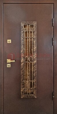 Металлическая дверь с порошковым напылением со стеклом и ковкой ДСК-110 в Пскове
