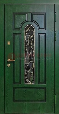 Зеленая железная дверь со стеклом и ковкой ДСК-111 в Пскове