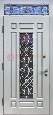 Белая железная дверь со стеклом и ковкой с верхней фрамугой ДСК-112 в Пскове