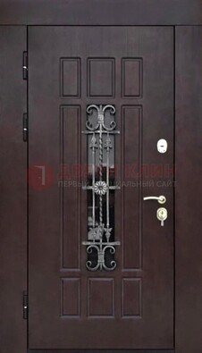 Коричневая уличная дверь со стеклом и ковкой ДСК-114 в Пскове