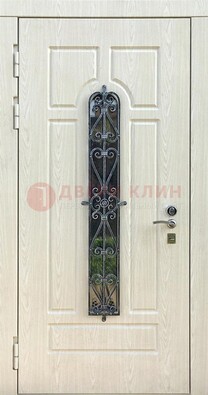 Светлая стальная дверь со стеклом и ковкой ДСК-118 в Пскове
