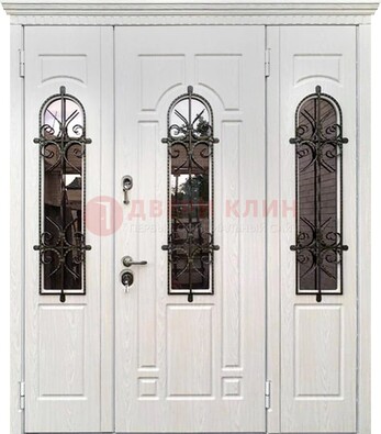 Белая распашная стальная дверь со стеклом и ковкой ДСК-125 в Пскове