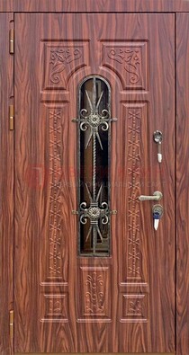 Одностворчатая железная дверь со стеклом и ковкой ДСК-126 в Пскове