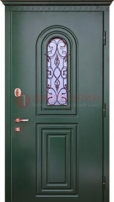 Темно-зеленая входная дверь со стеклом и ковкой ДСК-129 в Пскове
