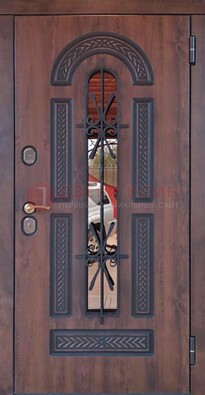 Железная дверь со стеклом и ковкой и узором ДСК-150 в Пскове