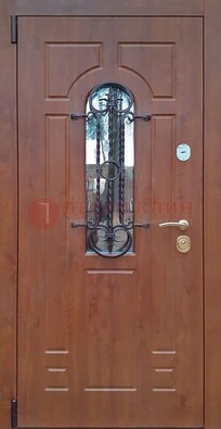 Темная железная дверь со стеклом и ковкой в коричневом цвете ДСК-154 в Пскове
