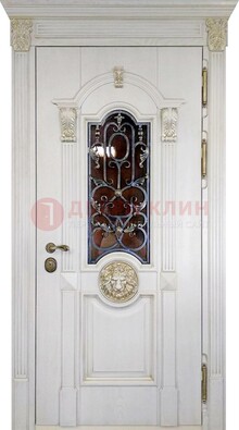 Белая железная дверь со стеклом и ковкой для кирпичного дома ДСК-155 в Пскове