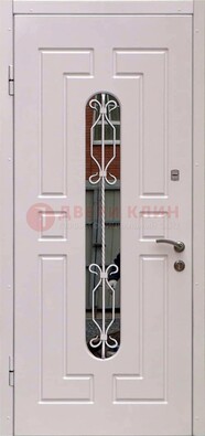 Светлая уличная дверь со стеклом и ковкой для коттеджа ДСК-157 в Пскове