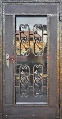 Коричневая наружная дверь порошок со стеклом и ковкой ДСК-160 в Пскове