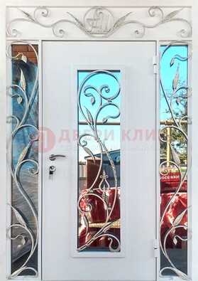 Белая входная дверь порошок со стеклом и ковкой ДСК-165 в Пскове