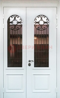 Белая стальная дверь стекло с ковкой и филенкой ДСК-201 в Пскове
