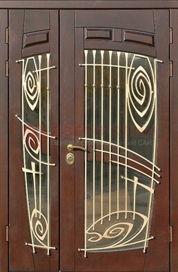 Коричневая железная дверь с большим стеклом и ковкой ДСК-203 в Пскове