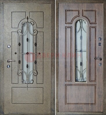 Внешняя стальная дверь со стеклом и ковкой зеленой ДСК-22 в Пскове