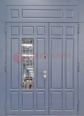 Серая двухстворчатая дверь Винорит со стеклом и ковкой ДСК-234 RAL 7024 в Пскове