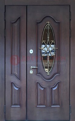 Темная металлическая дверь Винорит со стеклом и ковкой ДСК-239 в Пскове
