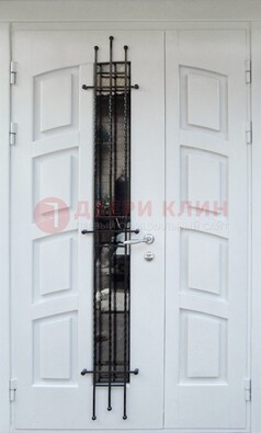 Белая полуторная стальная дверь с массивом для коттеджа ДСК-253 в Пскове