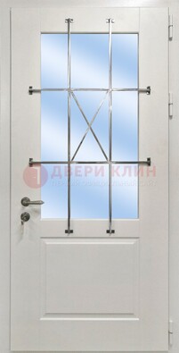 Белая простая железная дверь Винорит со стеклом и ковкой ДСК-257 в Пскове