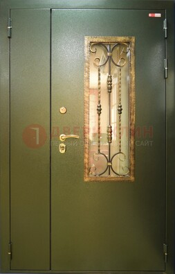 Стальная дверь со стеклом и ковкой ДСК-29 для квартиры в Пскове